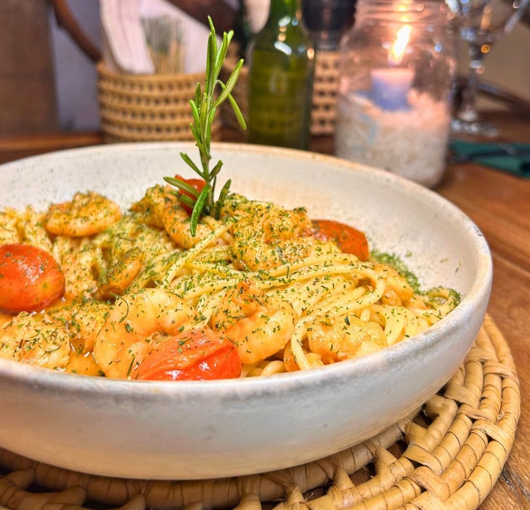 Espaguete al limone com camarões