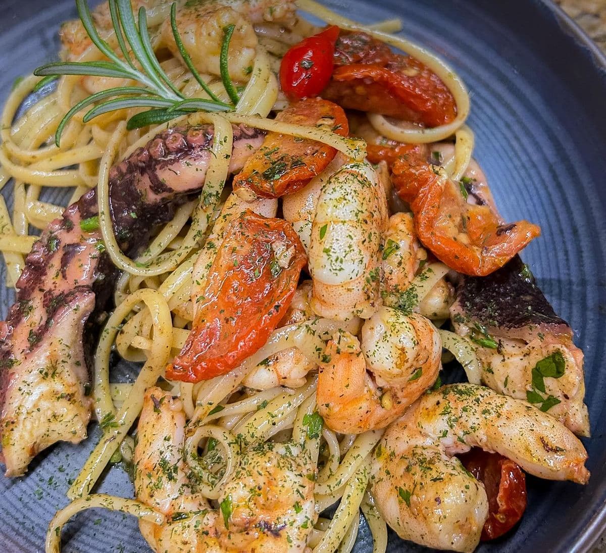 Fettuccine com camarões e polvo