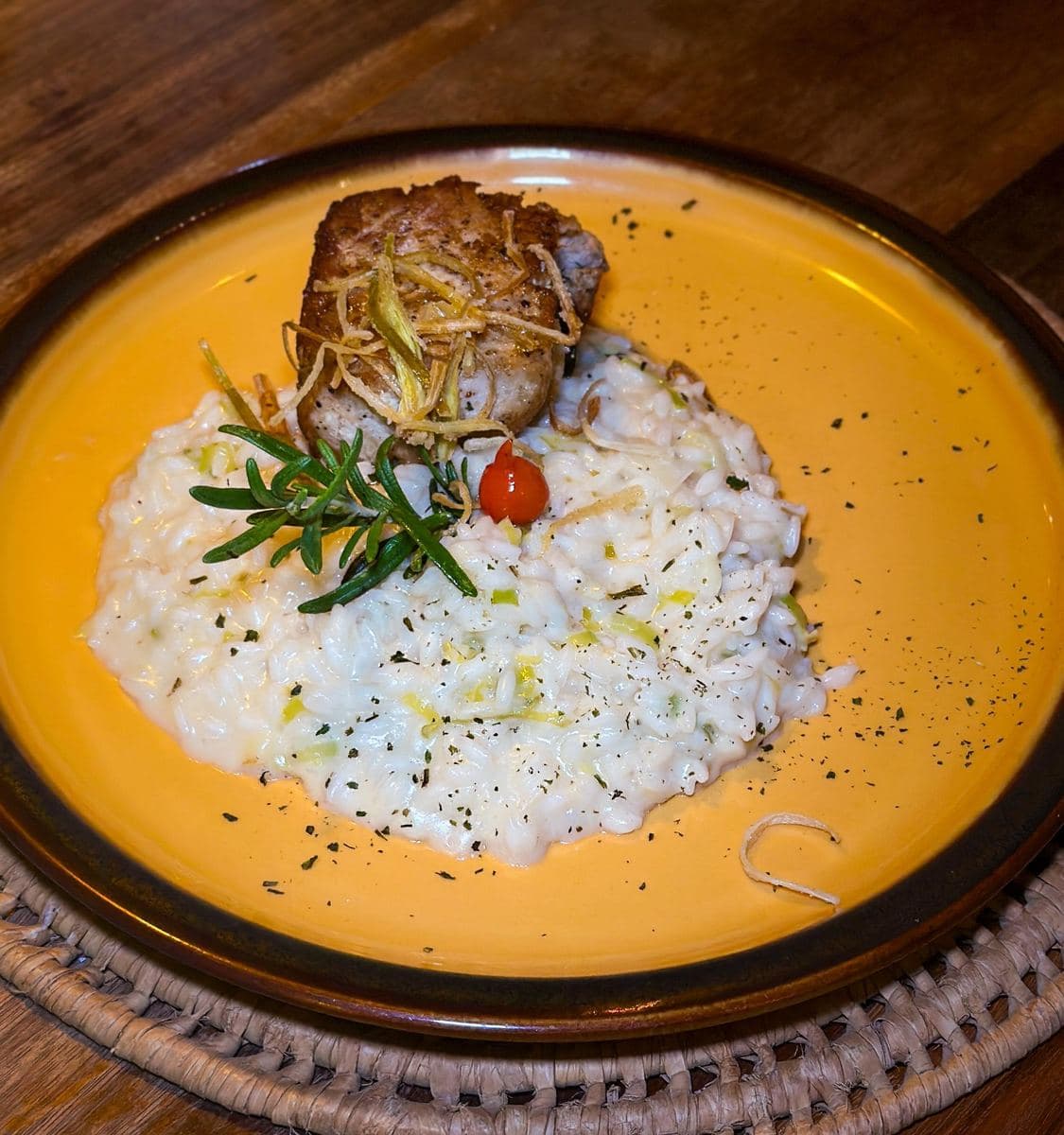 Peixe do dia com risoto de alho-poró